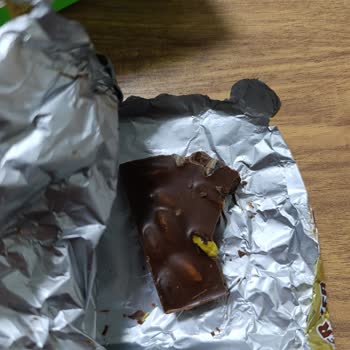 Çikolatadan Çıkan Yabancı Cisim Dişimi Kırdı!