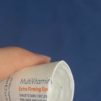 Cyrene Göz Kreminin İçinden Çıkan Siyah Madde Şoku