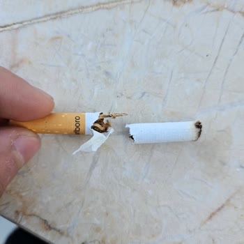 Marlboro Red Sigara Paketinden Tahta Parçası Çıktı