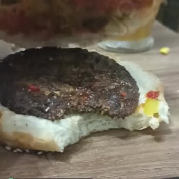 Packet Burger Özenli Hazırlanmamış Ve O Parayı Hak Etmeyen Yemek...