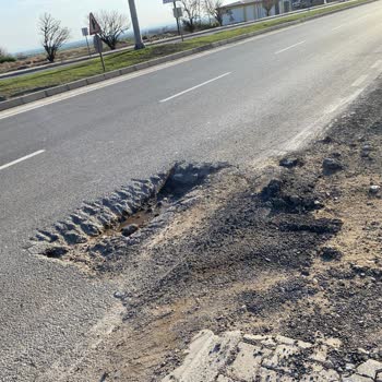 Yolda Açık Kalan Çukur Yüzünden Zarar Gören Araç