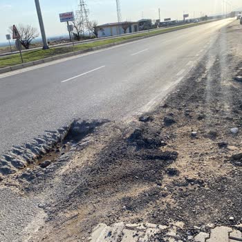 Yolda Açık Kalan Çukur Yüzünden Zarar Gören Araç