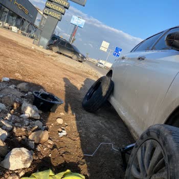 Yolda Açık Kalan Çukur Yüzünden Zarar Gören Araç