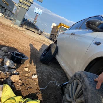 Yolda Açık Kalan Çukur Yüzünden Zarar Gören Araç