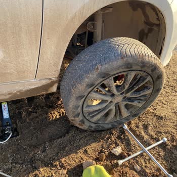 Yolda Açık Kalan Çukur Yüzünden Zarar Gören Araç