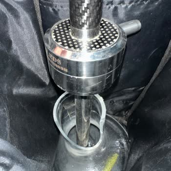Üründe Üretim Hatası: Cam Ve Metal Parçaların Ayrılması