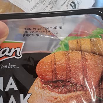 Tarihi Geçmiş Ürün Ve Saygısız Mağaza Çalışanı