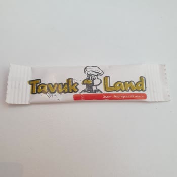 Tavuk Land'de Sıra İhlali Ve Ayrımcılık İddiası