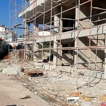 Kepez Belediyesi Kaldırımda İnşaat Malzemeleri!