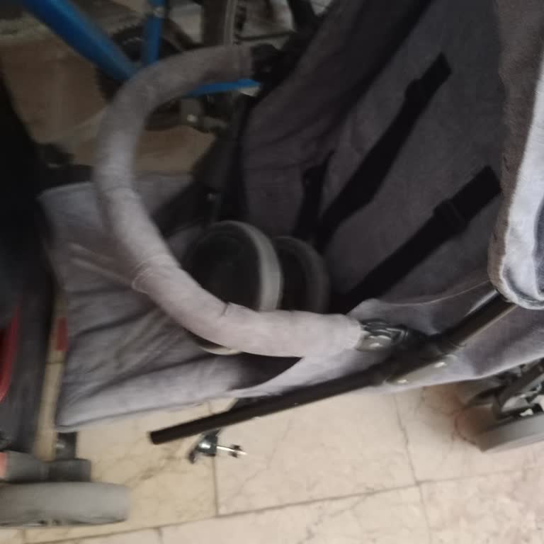 Otobüs Şoförünün Dikkatsizliği Bebek Arabasını Kırdı