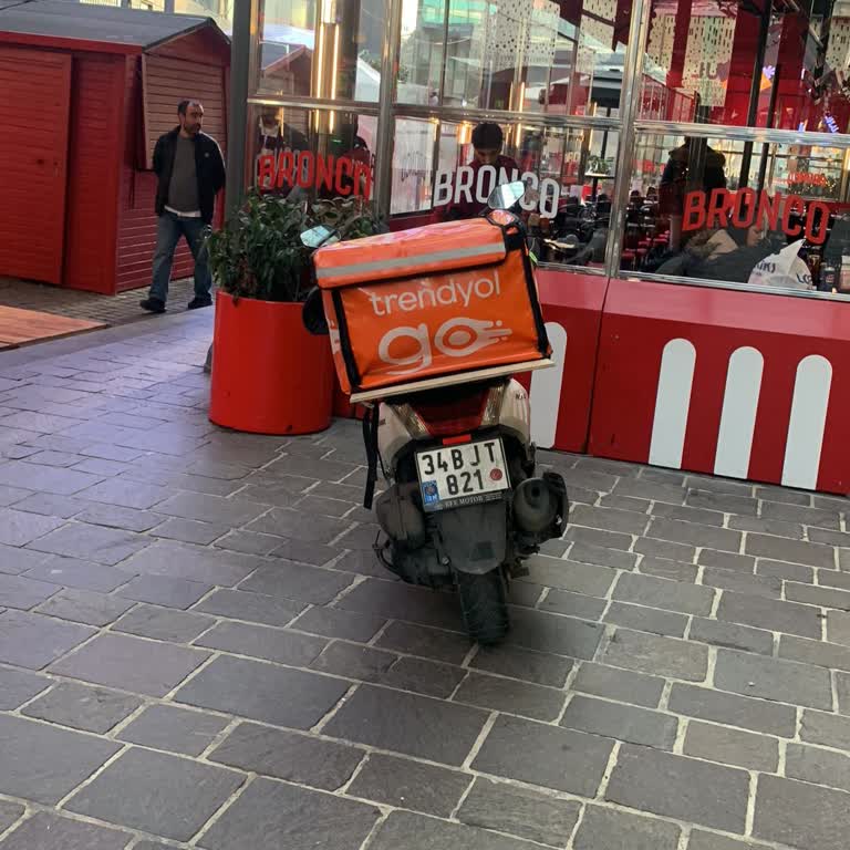 Trendyol GO Kuryesi Kaldırımda Tehlike Saçıyor