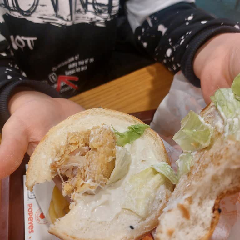 Popeyes'ta Hayal Kırıklığı: Ceviz Kadar Tavuk!