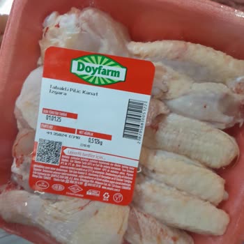 Tarihi Geçmiş Tavuk Ürünleri Ve İlgisiz Çalışanlar