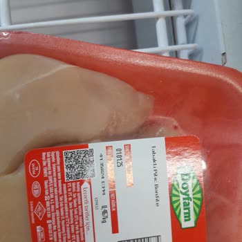 Tarihi Geçmiş Tavuk Ürünleri Ve İlgisiz Çalışanlar