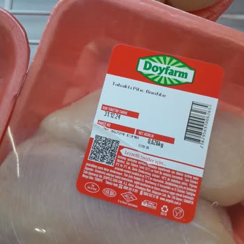 Tarihi Geçmiş Tavuk Ürünleri Ve İlgisiz Çalışanlar