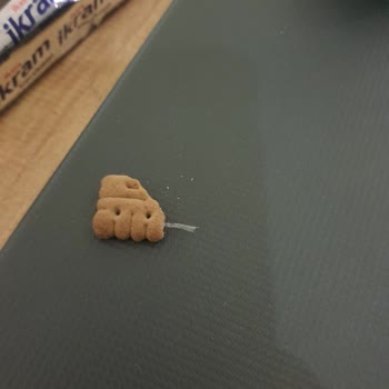 Ülker İkram Bisküvi Paketinden Çıkan Plastik İp Sorunu