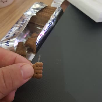 Ülker İkram Bisküvi Paketinden Çıkan Plastik İp Sorunu