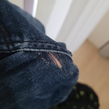 Mavi Kot Pantolonların Sürekli Aynı Yerden Yırtılması Sorunu