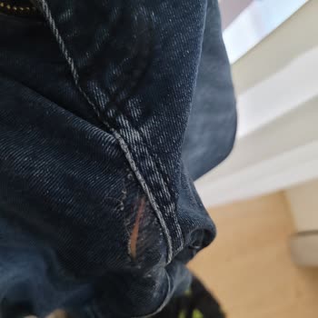 Mavi Kot Pantolonların Sürekli Aynı Yerden Yırtılması Sorunu