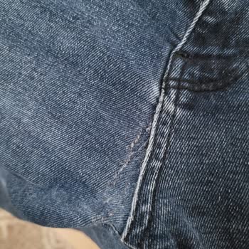 Mavi Kot Pantolonların Sürekli Aynı Yerden Yırtılması Sorunu