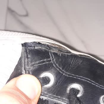 Converse Botlarda Kalite Sorunu: Ürün Yanlardan Açıldı