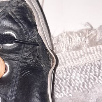 Converse Botlarda Kalite Sorunu: Ürün Yanlardan Açıldı