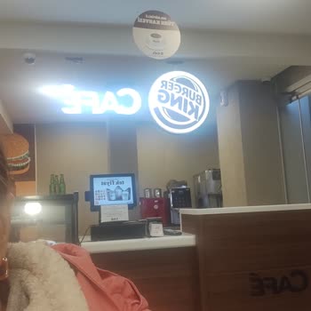 Burger King Akçay'da Hijyen Skandalı: Kedili Çay Kahve Bölümü