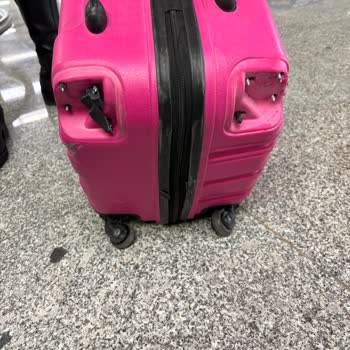 Valiz Tekerleri Kırık Ve Mağduriyet Yaşanıyor