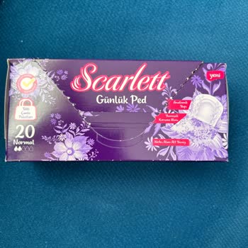 Scarlett Günlük Pedlerin Yapışkan Sorunu Çamaşırları Mahvediyor