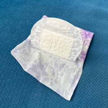 Scarlett Günlük Pedlerin Yapışkan Sorunu Çamaşırları Mahvediyor