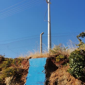 Acil Müdahale Gereken Tehlikeli Elektrik Direği Sorunu