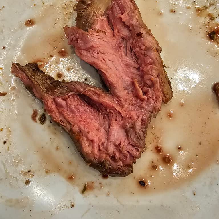 Eminönü'nde Çiğ Et Şoku: Köfteci Yusuf'ta Hayal Kırıklığı