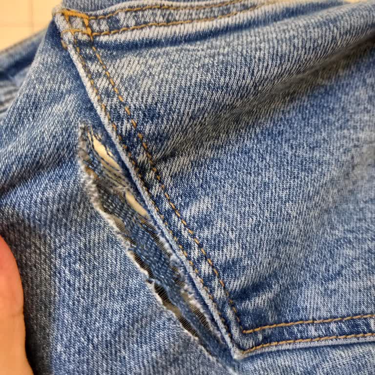 Bershka'dan Alınan Pantolonun Beklenmedik Yırtılması
