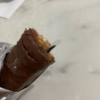 Çikolatanın İçinden Çıkan Plastik Tehlikesi