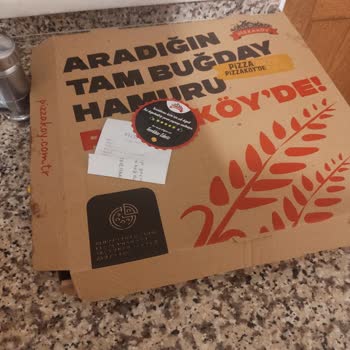 Dağınık Pizza Ve İlgisiz Müşteri Hizmeti