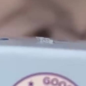 Tüy Dökücü Kremde Şok Edici Cam Parçaları