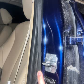 BMW 318d Kapı Lastiği Sorunu: Premium Araçta Beklenmedik Kusur