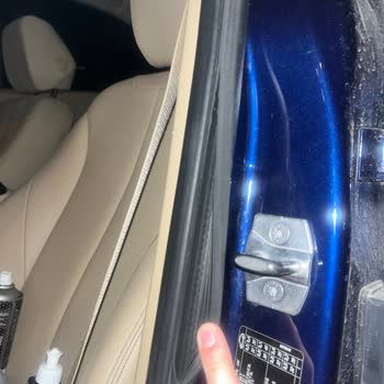 BMW 318d Kapı Lastiği Sorunu: Premium Araçta Beklenmedik Kusur