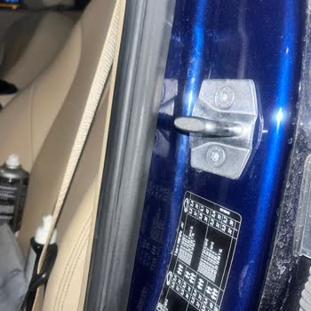 BMW 318d Kapı Lastiği Sorunu: Premium Araçta Beklenmedik Kusur
