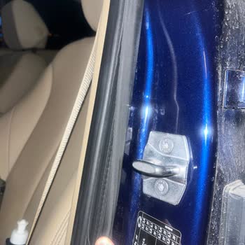 BMW 318d Kapı Lastiği Sorunu: Premium Araçta Beklenmedik Kusur