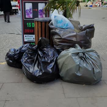 Giresun'da Alışveriş Merkezi Önündeki Çöp Sorunu