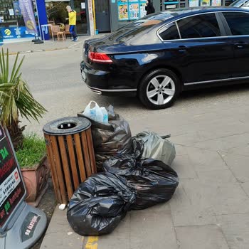 Giresun'da Alışveriş Merkezi Önündeki Çöp Sorunu