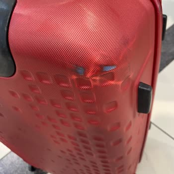 Antalya Havalimanı'nda Sorumsuz Servis Ve Valiz Hasarı