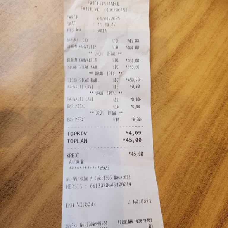 Mado'da Kahvaltı Kabusu: Saçlı Peynir Ve Bozuk Börek!