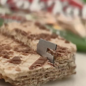 Gofretin İçinden Jilet Çıktı: Hayati Tehlike!