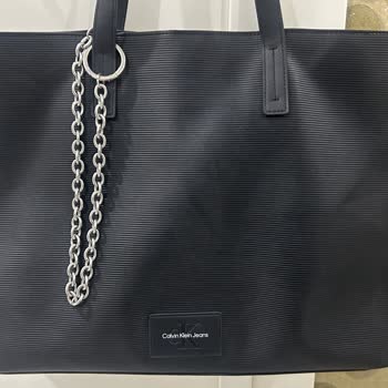 Calvin Klein Çantası: Deformasyon Ve İlgisizlik Şikayeti