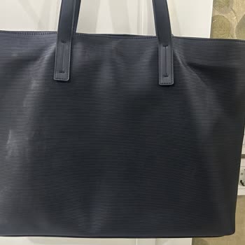 Calvin Klein Çantası: Deformasyon Ve İlgisizlik Şikayeti