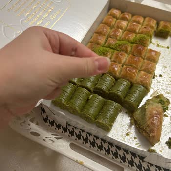 Yılbaşı Akşamı Tatlısında Fırça Kılları Şoku