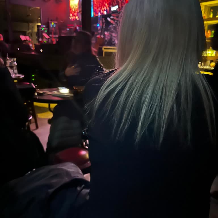 VIP Bilet Aldık, Duvar Kenarında Kaldık