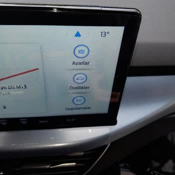 Ford Focus'ta Seyir Halinde Çatlayan Ekran Çerçevesi Şoku